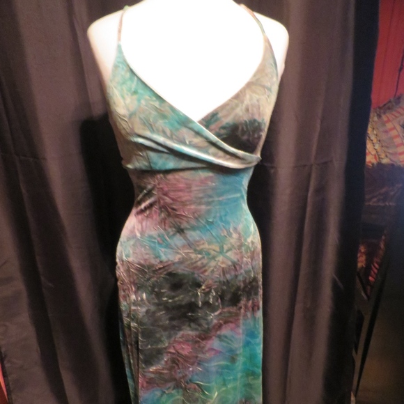 Gown - Picture 1 of 3
